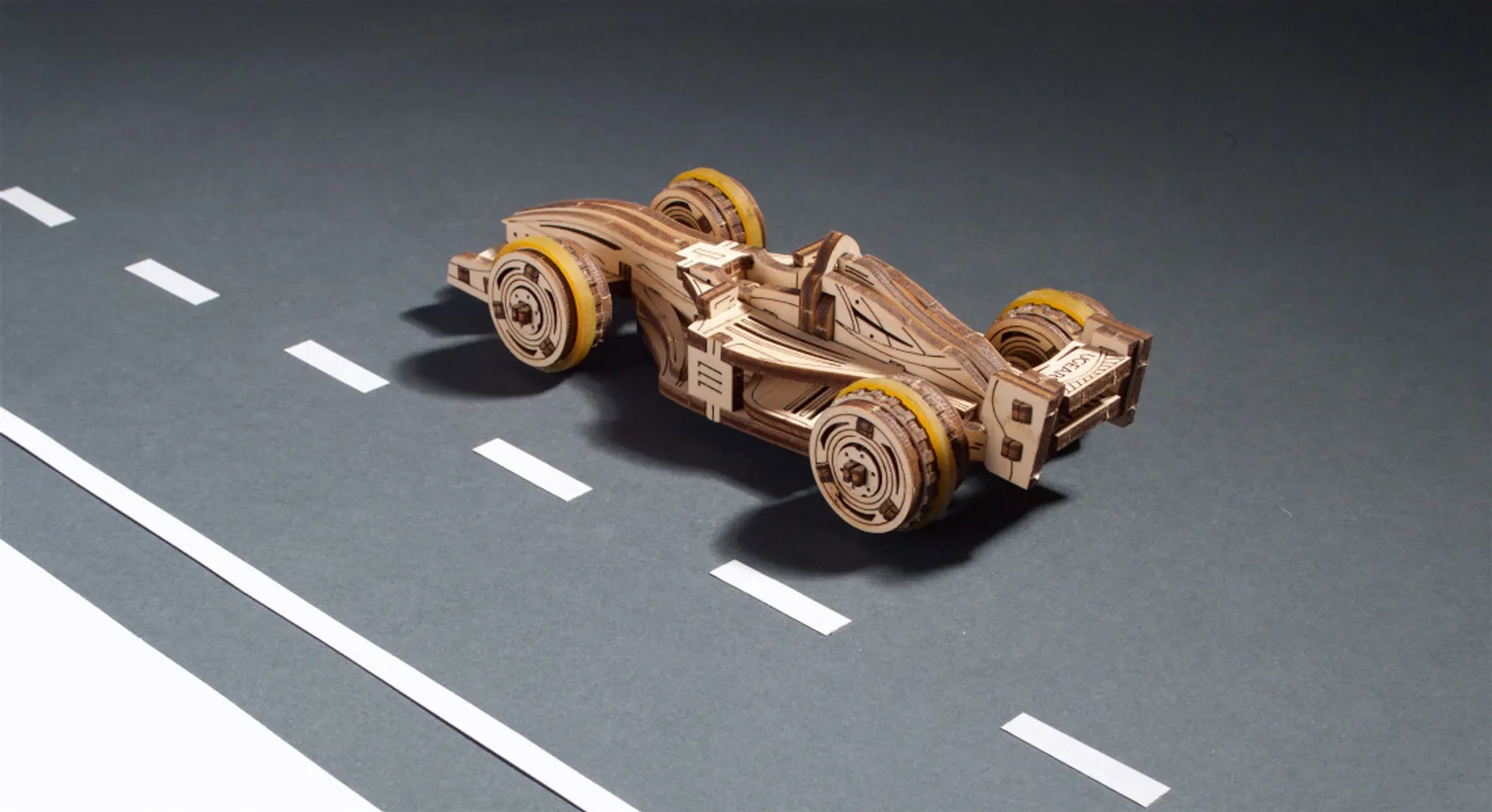 Compact Racer – DIY Holzbausatz im Rennwagendesign